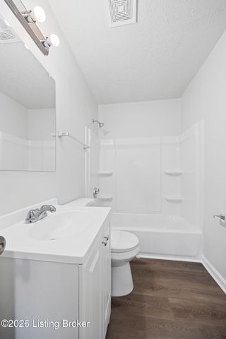 4100 Caven Ct, Louisville, KY 40229