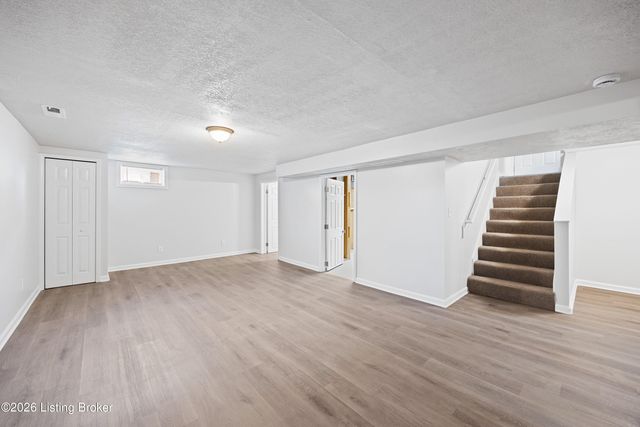 4100 Caven Ct, Louisville, KY 40229