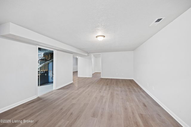 4100 Caven Ct, Louisville, KY 40229