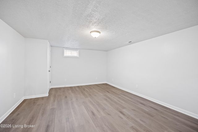 4100 Caven Ct, Louisville, KY 40229