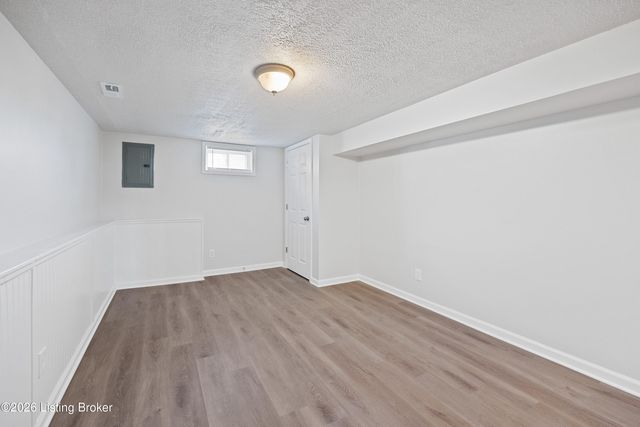 4100 Caven Ct, Louisville, KY 40229