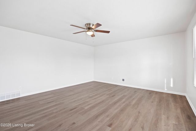 4100 Caven Ct, Louisville, KY 40229