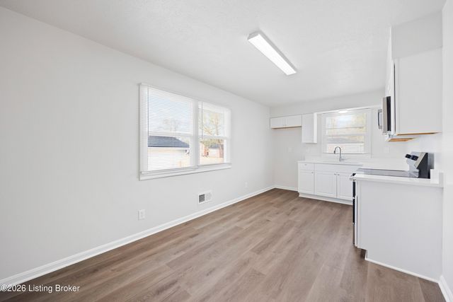 4100 Caven Ct, Louisville, KY 40229