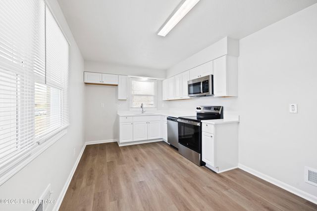 4100 Caven Ct, Louisville, KY 40229