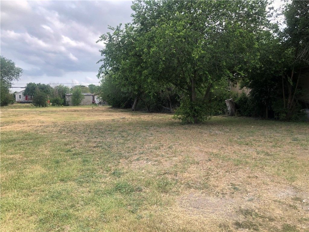 618 W Avenue E, Robstown, TX 78380