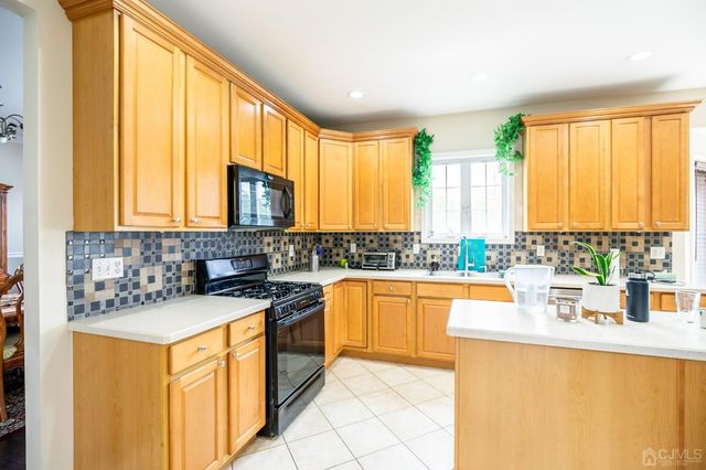 29 Vocisano Court, Piscataway, NJ 08854