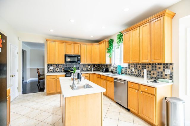 29 Vocisano Court, Piscataway, NJ 08854