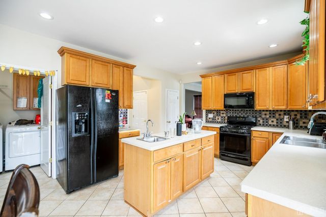 29 Vocisano Court, Piscataway, NJ 08854