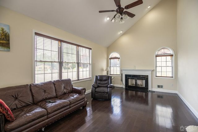 29 Vocisano Court, Piscataway, NJ 08854