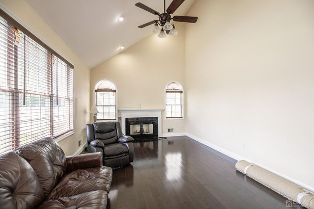 29 Vocisano Court, Piscataway, NJ 08854