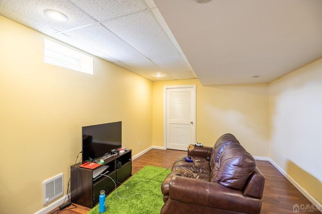 29 Vocisano Court, Piscataway, NJ 08854