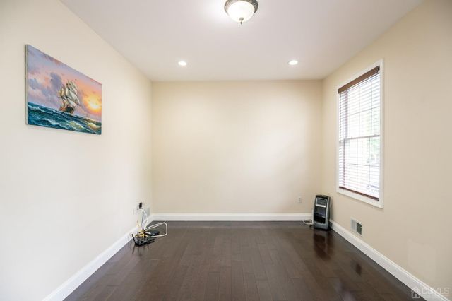 29 Vocisano Court, Piscataway, NJ 08854