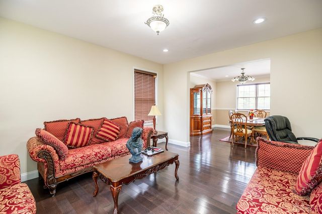 29 Vocisano Court, Piscataway, NJ 08854