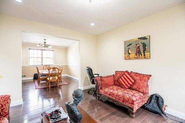 29 Vocisano Court, Piscataway, NJ 08854
