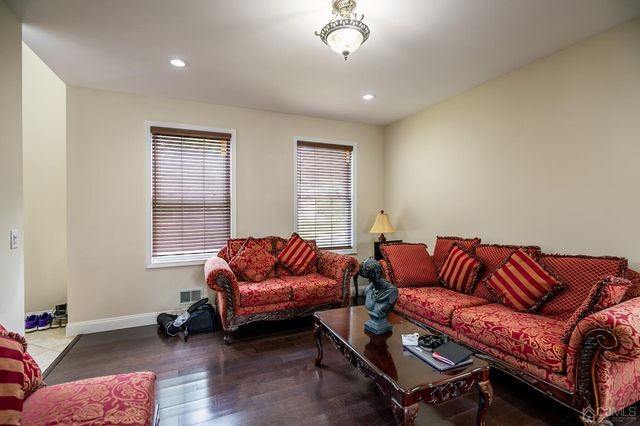 29 Vocisano Court, Piscataway, NJ 08854