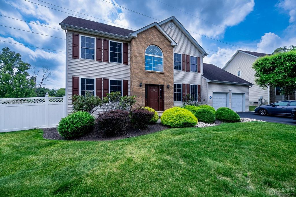 29 Vocisano Court, Piscataway, NJ 08854