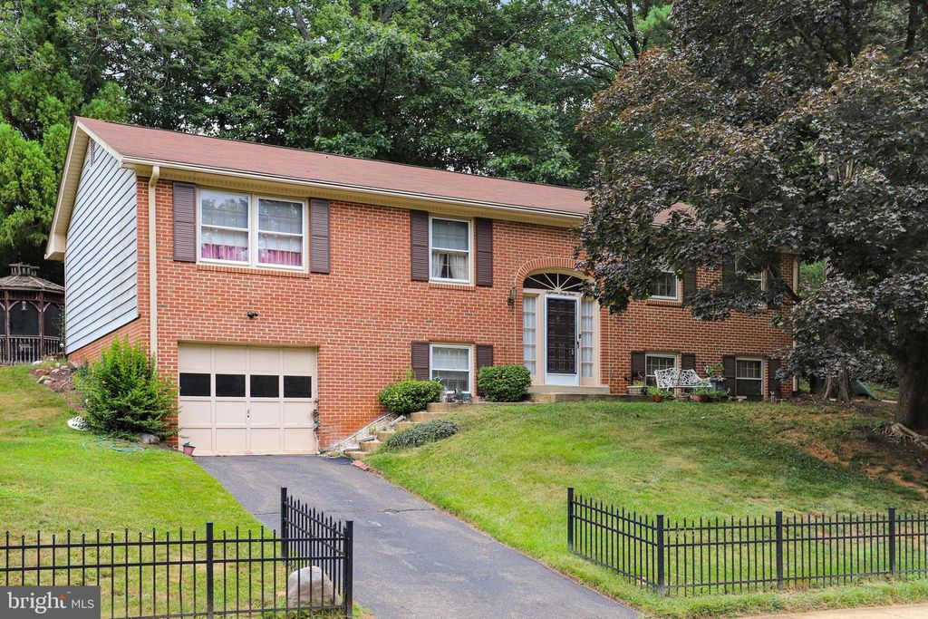 1843 FOXSTONE DR, Vienna, VA 22182