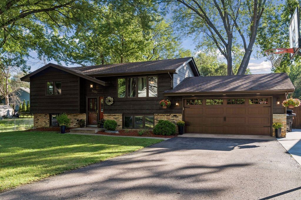 8485 Red Oak Drive, Mounds View, MN 55112
