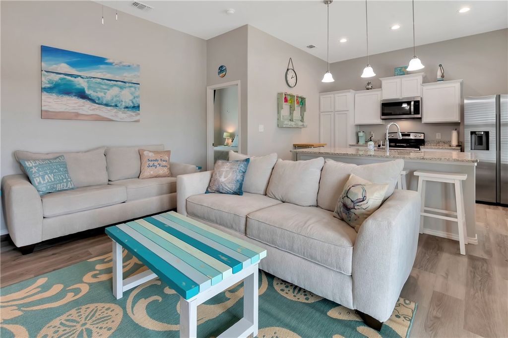143 Paradise Dr E, Rockport, TX 78382 — photo 3