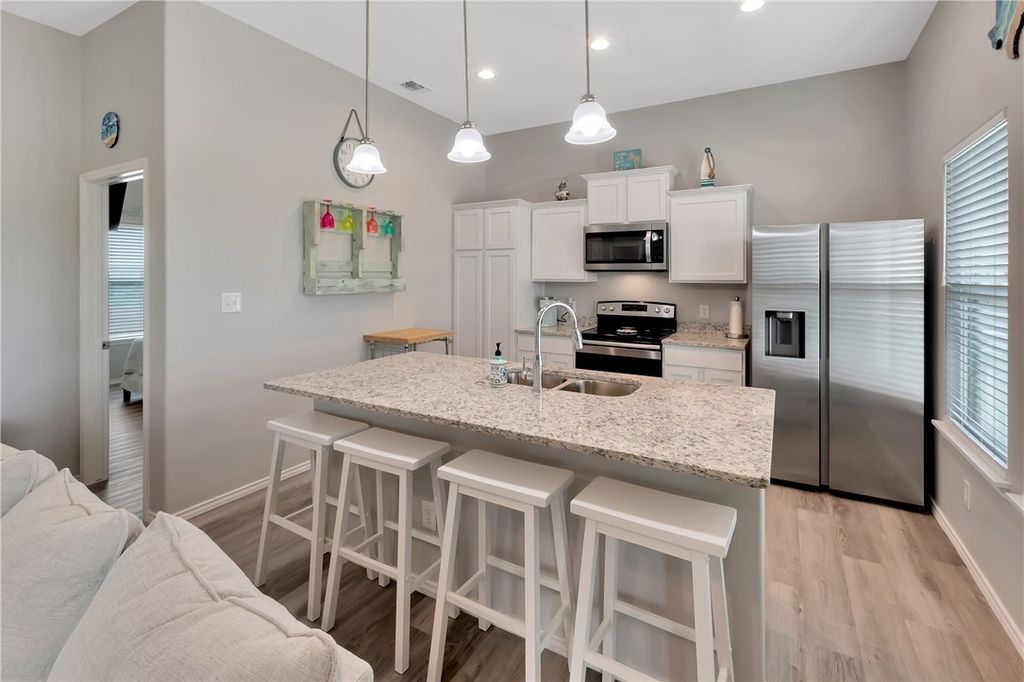 143 Paradise Dr E, Rockport, TX 78382 — photo 5