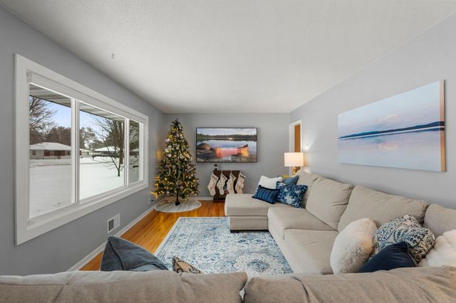 8800 10th Avenue S, Bloomington, MN 55420