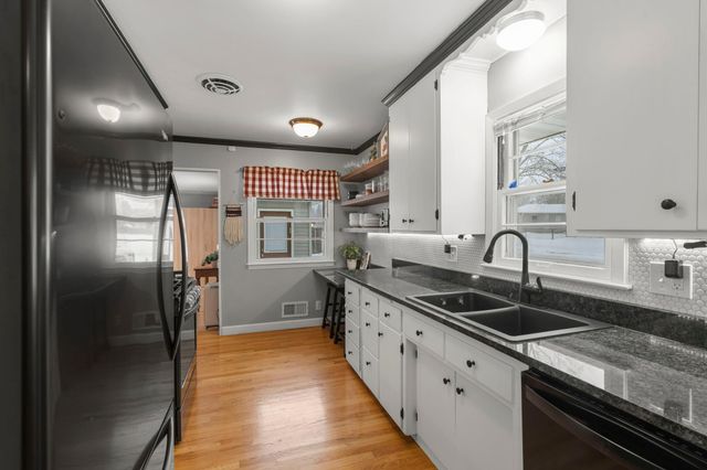 8800 10th Avenue S, Bloomington, MN 55420