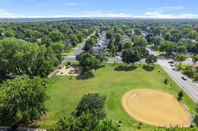 8800 10th Avenue S, Bloomington, MN 55420