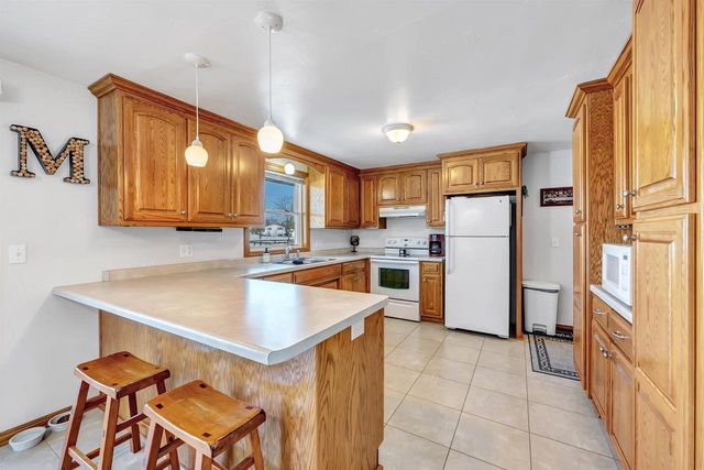 203 E GLENBROOK DRIVE, Pulaski, WI 54162