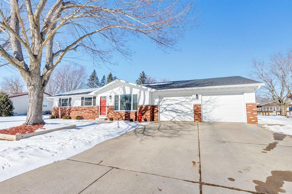 203 E GLENBROOK DRIVE, Pulaski, WI 54162