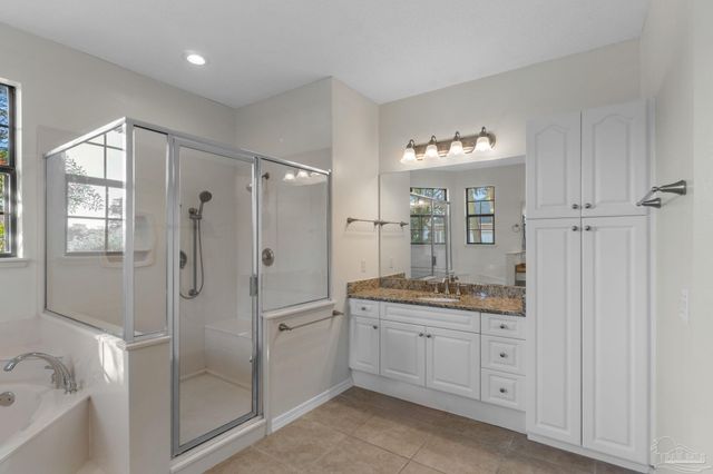 2660 Masters Blvd, Navarre, FL 32566