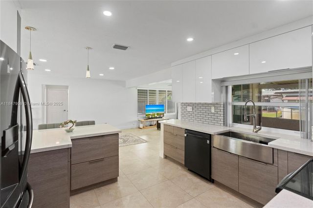 8560 NW 16th St, Pembroke Pines, FL 33024