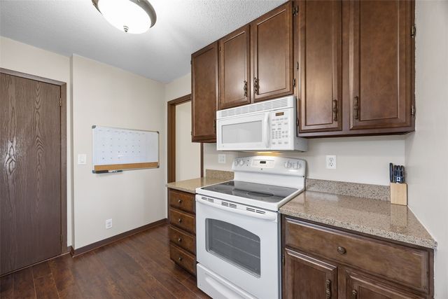 6118 Greenbriar Lane SW D, Cedar Rapids, IA 52404