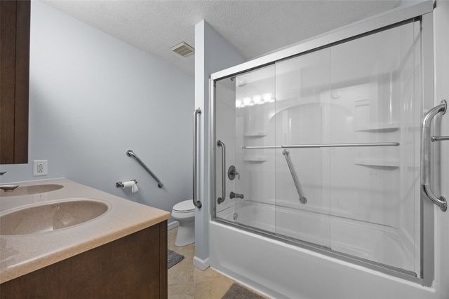 6118 Greenbriar Lane SW D, Cedar Rapids, IA 52404