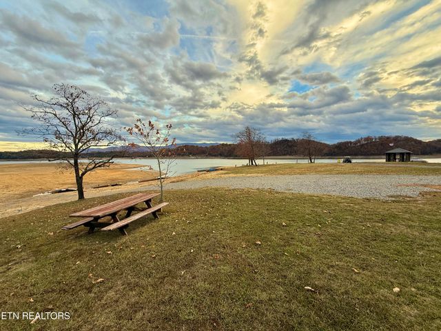 1576 Old Chisholm Tr, Dandridge, TN 37725