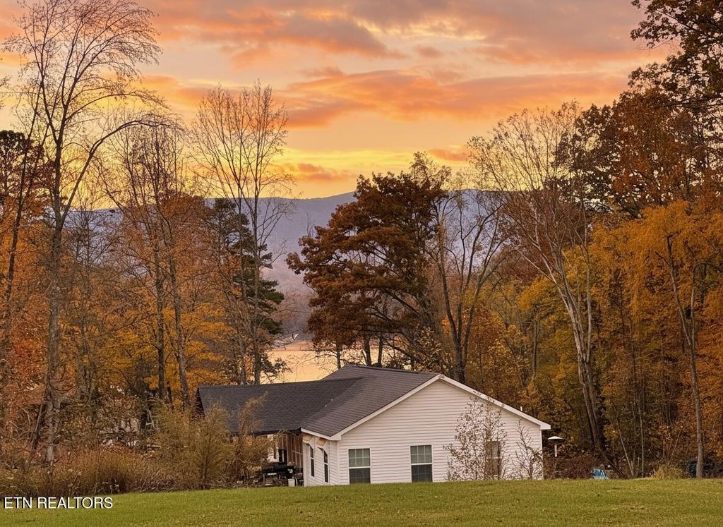 1576 Old Chisholm Tr, Dandridge, TN 37725