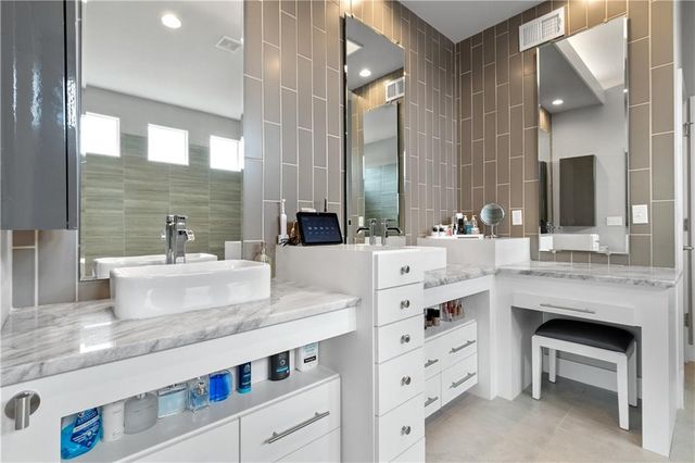 5961 N Cosby Avenue, Kansas City, MO 64151
