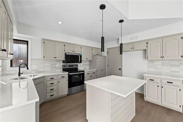 11405 S Hunter Drive, Olathe, KS 66061