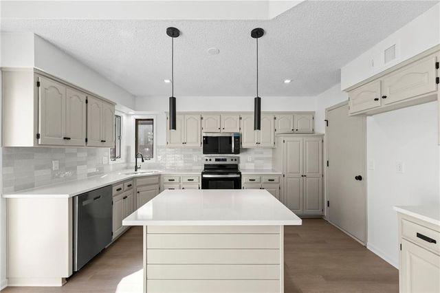 11405 S Hunter Drive, Olathe, KS 66061