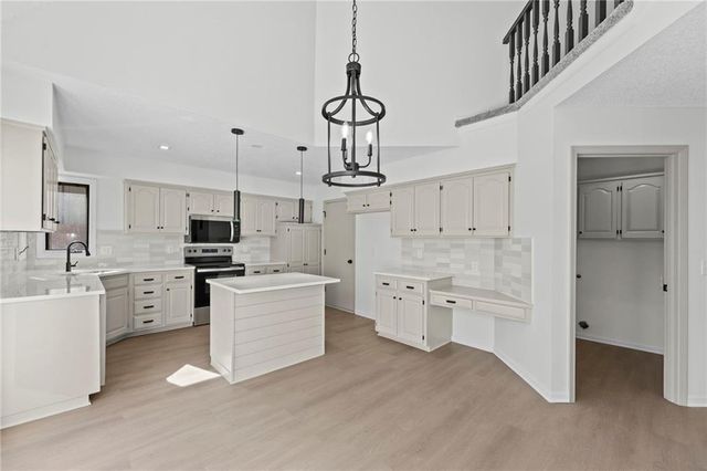 11405 S Hunter Drive, Olathe, KS 66061