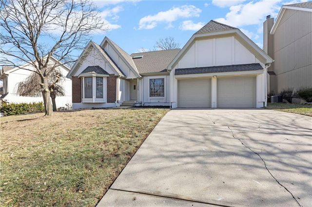 11405 S Hunter Drive, Olathe, KS 66061