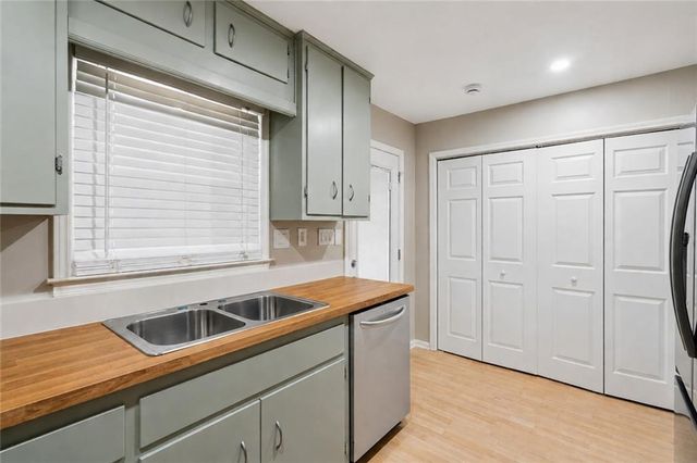 16 Holly Downs Court NW, Atlanta, GA 30318