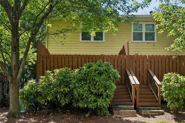 16 Holly Downs Court NW, Atlanta, GA 30318