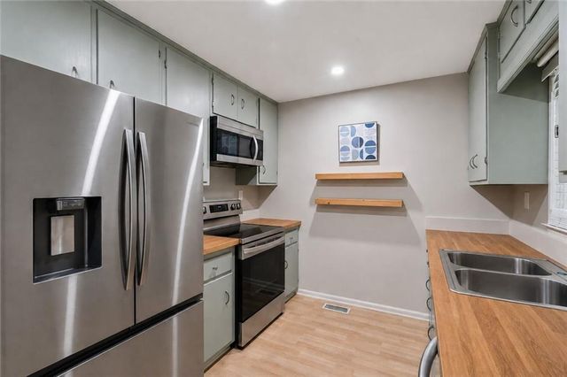 16 Holly Downs Court NW, Atlanta, GA 30318