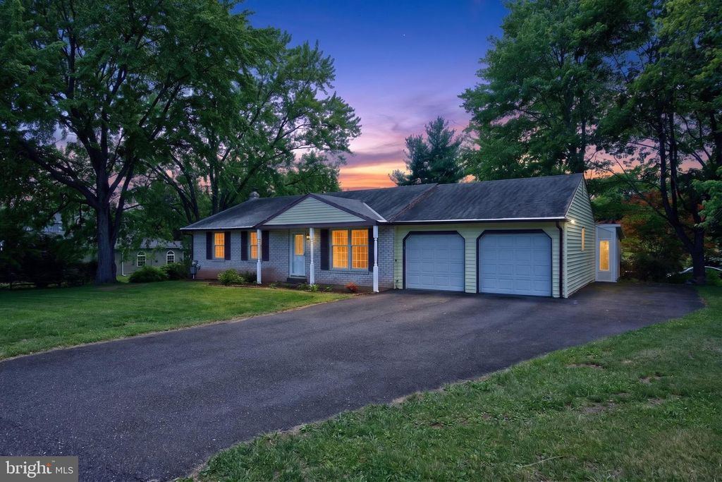Image 1 of property listing at 1155 GRANDVIEW CIR, Pottstown, PA 19465