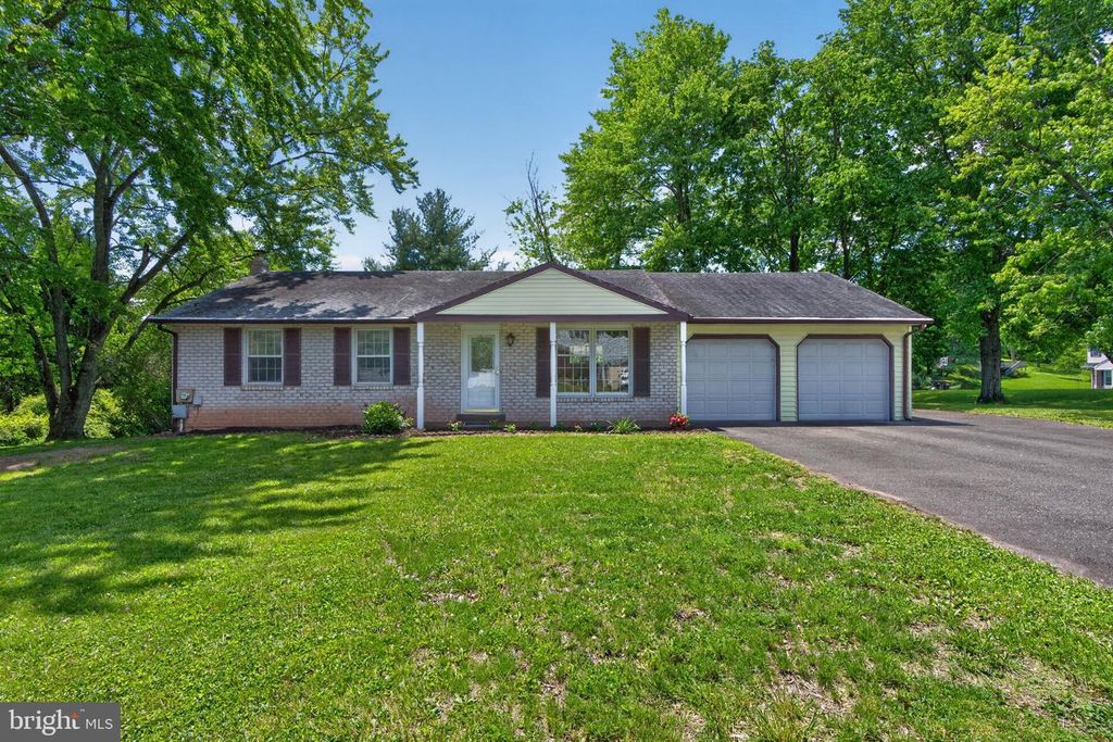 Image 2 of property listing at 1155 GRANDVIEW CIR, Pottstown, PA 19465