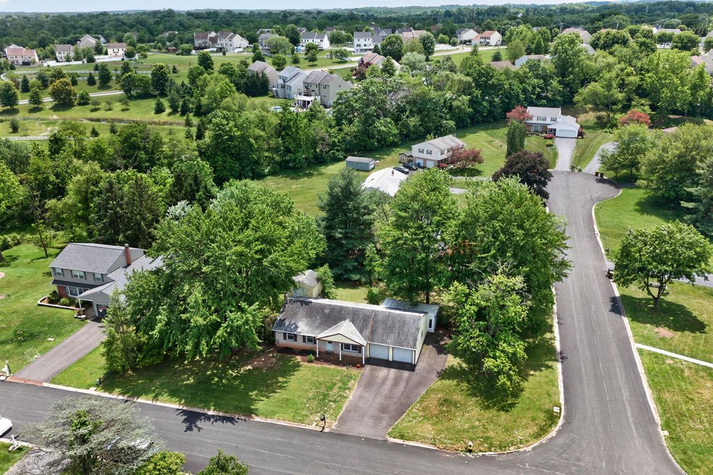 Image 18 of property listing at 1155 GRANDVIEW CIR, Pottstown, PA 19465