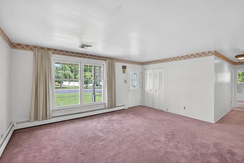 Image 3 of property listing at 1155 GRANDVIEW CIR, Pottstown, PA 19465