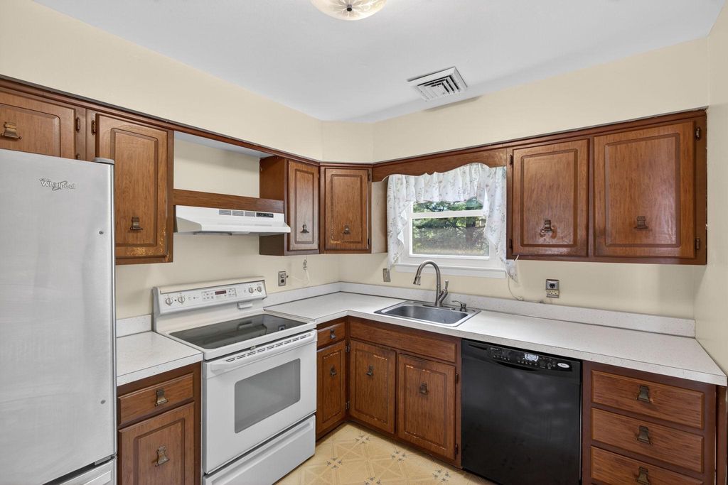 Image 8 of property listing at 1155 GRANDVIEW CIR, Pottstown, PA 19465