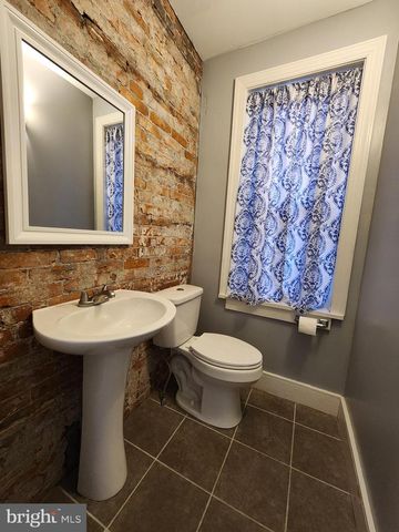 208 PERRY ST, Columbia, PA 17512
