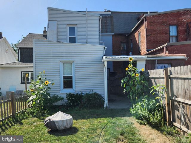 208 PERRY ST, Columbia, PA 17512